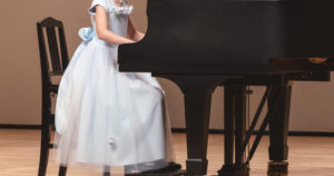 ピアノを演奏する少女