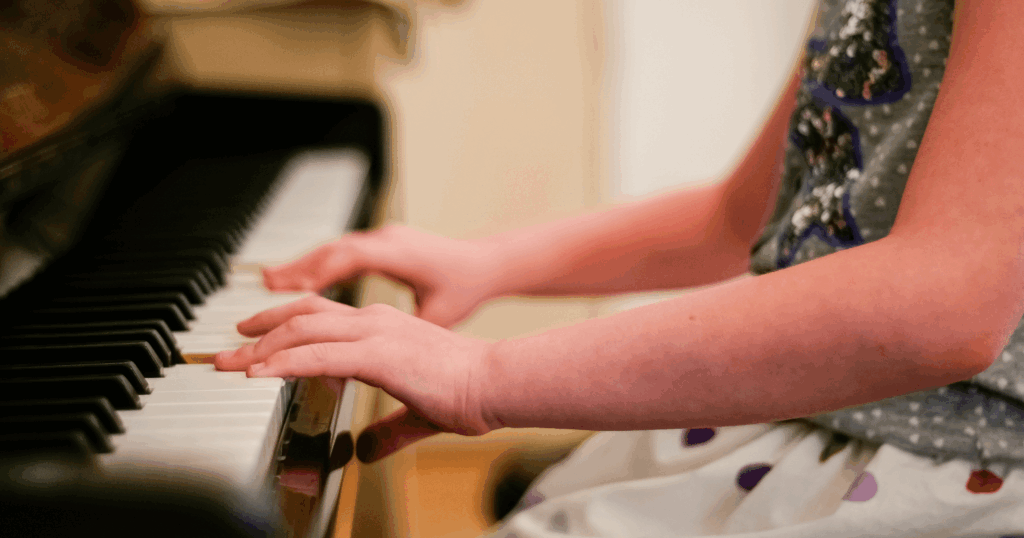ピアノを弾く子供の様子