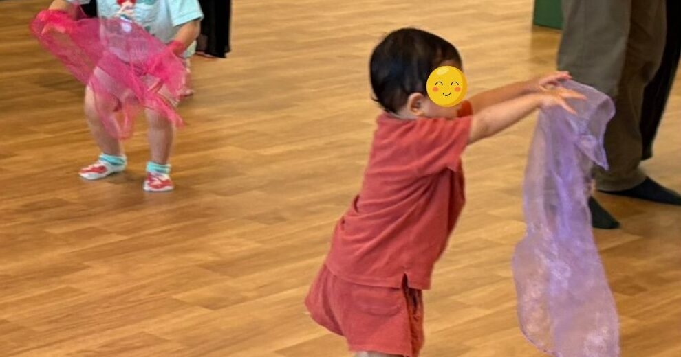 英語リトミック_スカーフ投げ